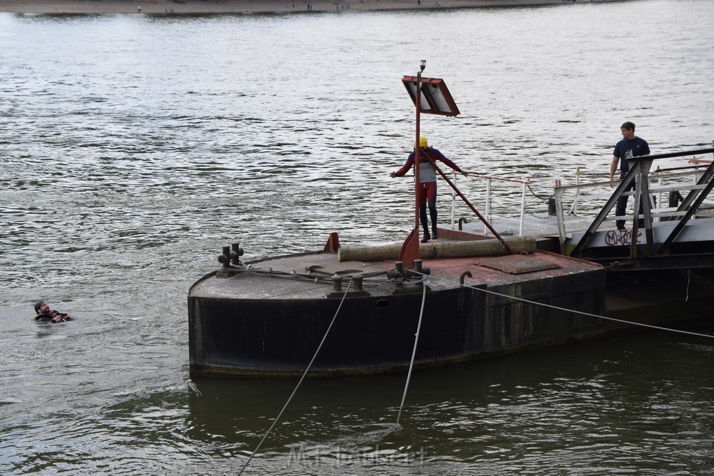 Uebung BF Taucher und Presse Koeln Zoobruecke Rhein P338.JPG - Miklos Laubert